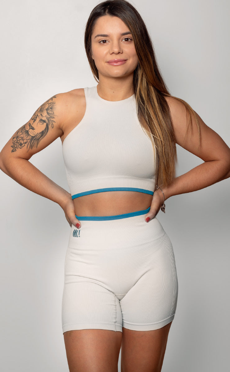Mulher usando look fitness MK Fitwear com confiança e autoestima