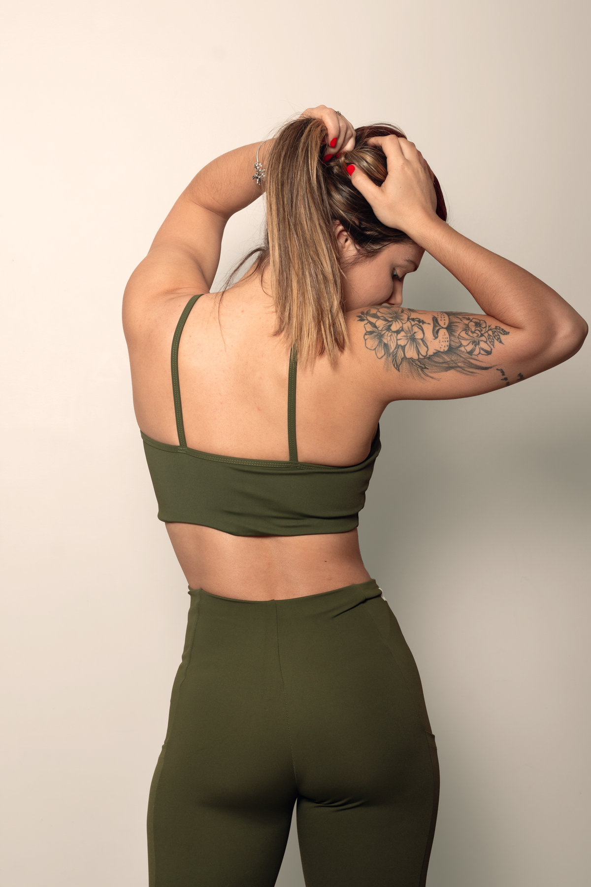 Calça Impulse verde-oliva vista posterior no corpo