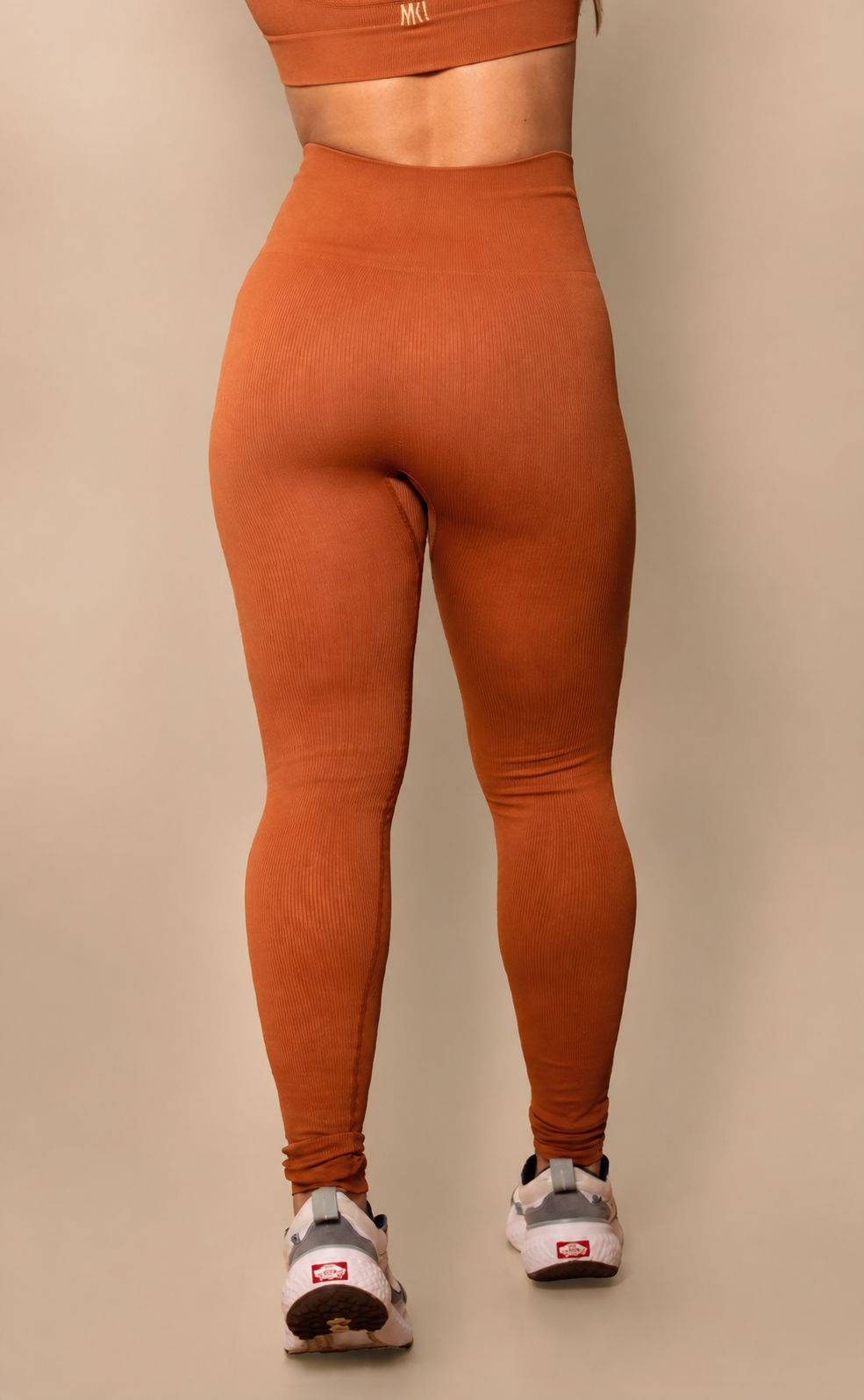 Modelo usando Legging Personnalité Canelada de Cós Alto Caramelo da MK Fitwear