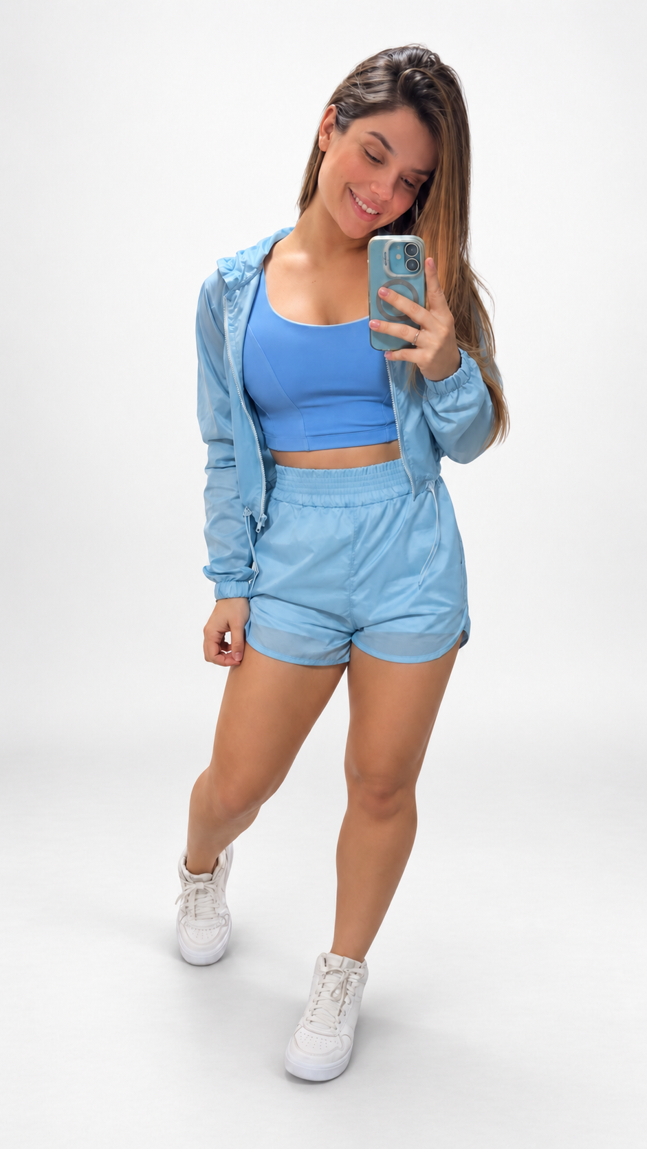 Shorts Movimento Corta-Vento Azul-Bebê da MK Fitwear em estúdio branco com sombra natural
