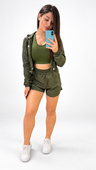 Shorts Movimento Corta-Vento Verde-Oliva da MK Fitwear em estúdio branco com sombra natural