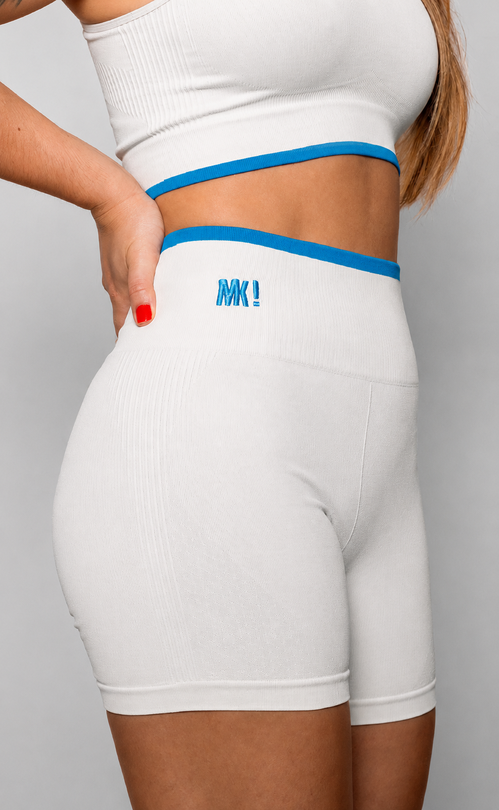 Modelo usando Shorts Personnalité Canelado Off-White e Azul da MK Fitwear