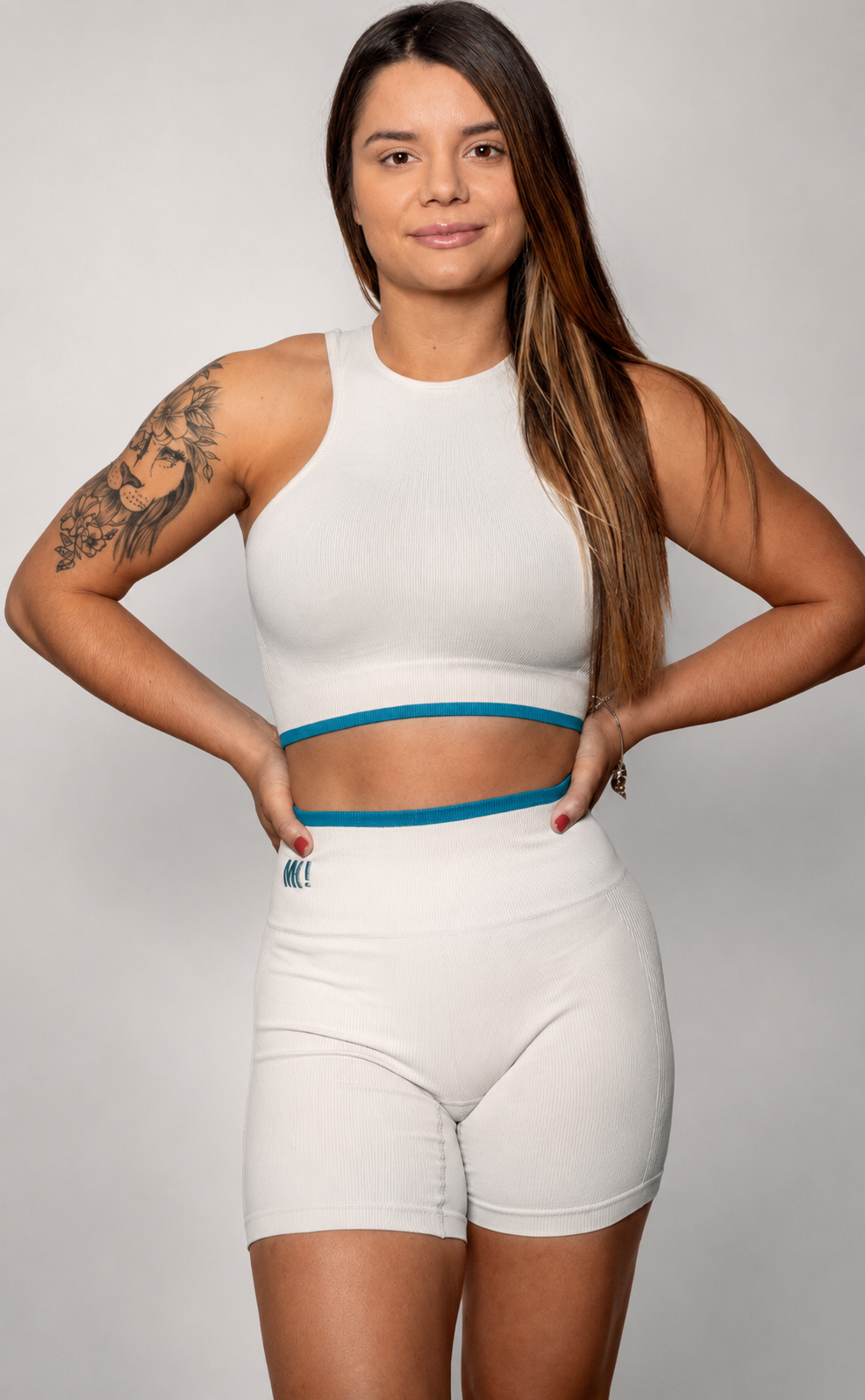 Modelo usando Top Personnalité Nadador com Listra Off-White e Azul da MK Fitwear