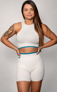 Modelo usando Top Personnalité Nadador com Listra Off-White e Azul da MK Fitwear