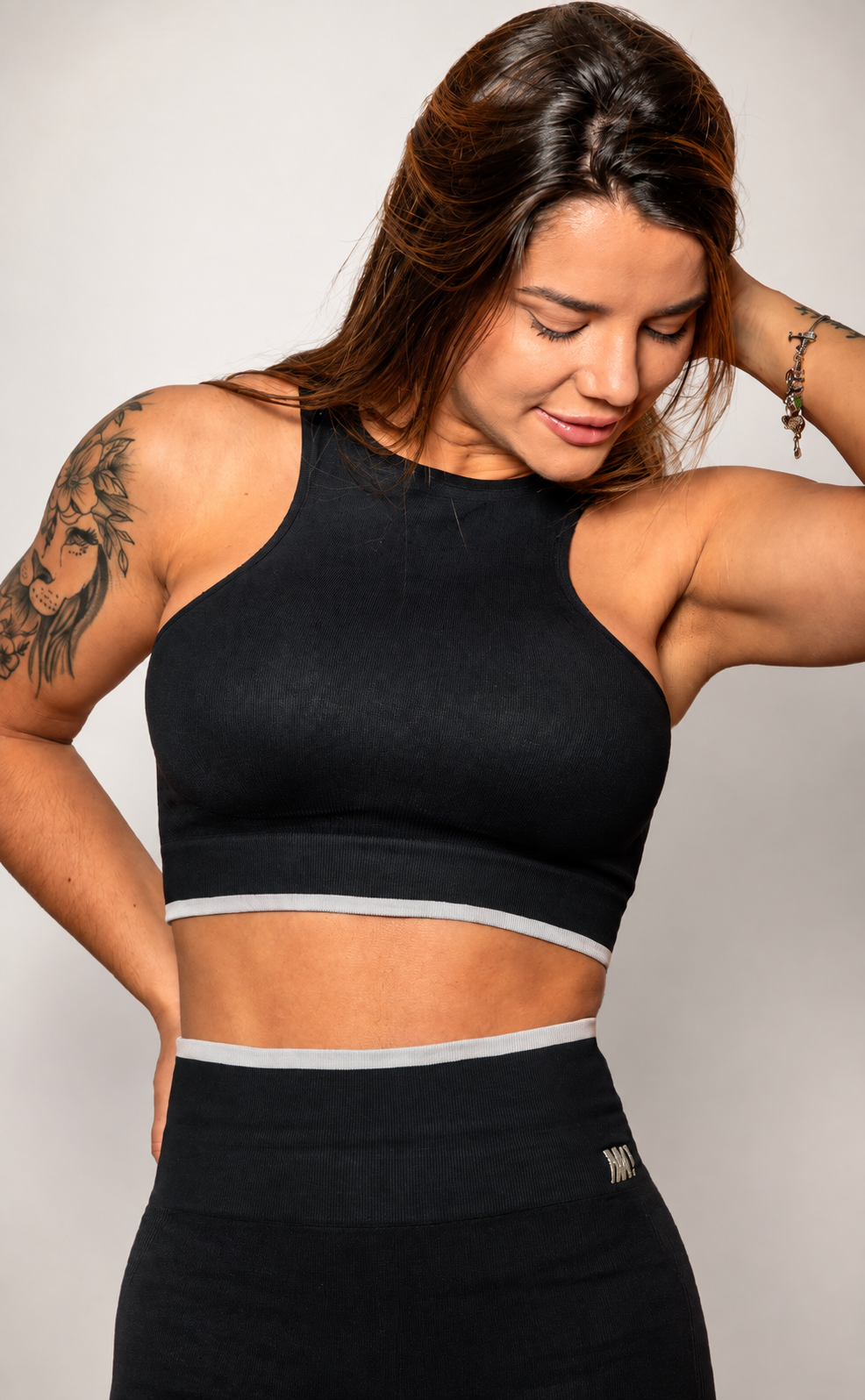 Modelo usando Top Personnalité Nadador com Listra Preto e Cinza da MK Fitwear
