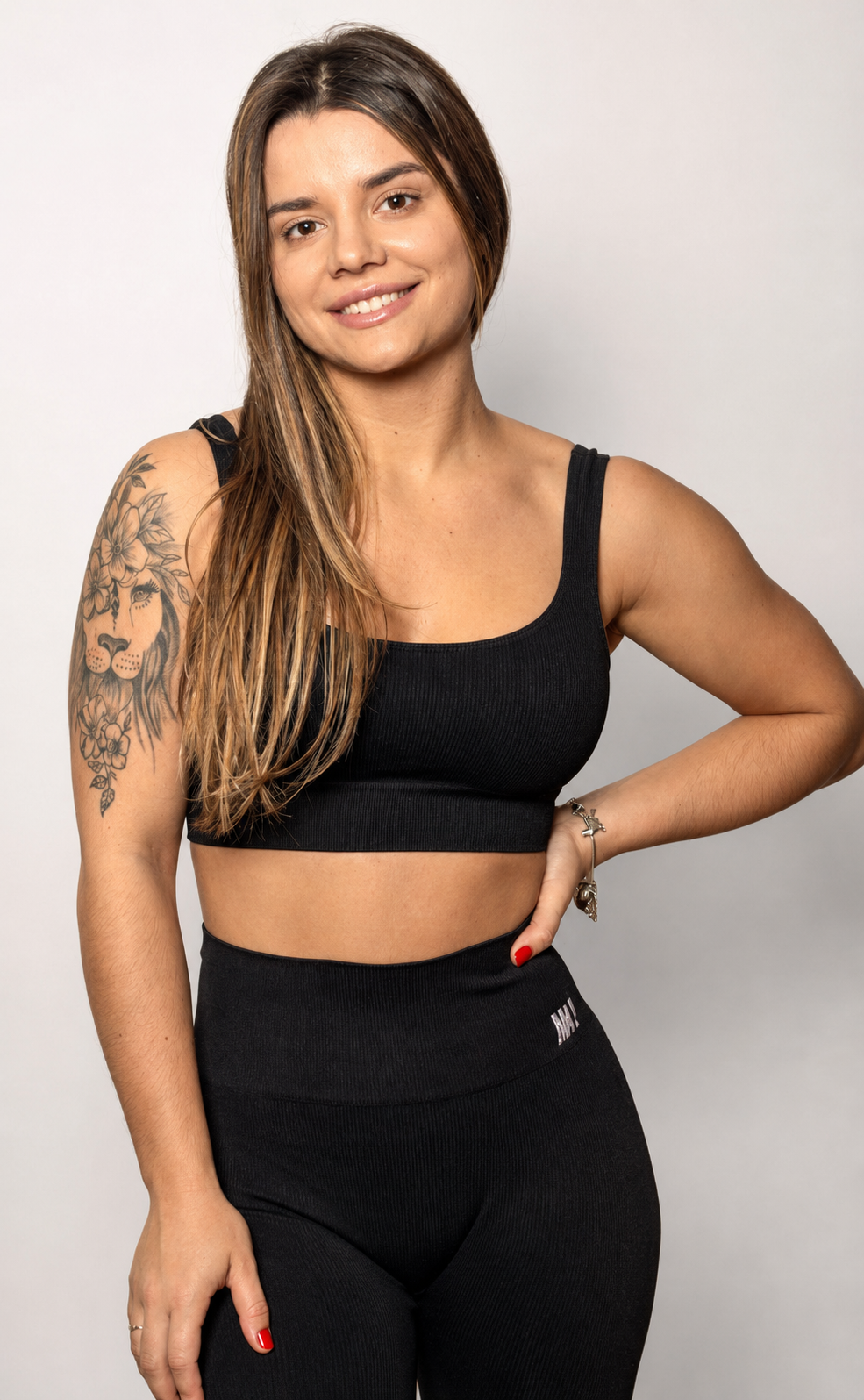Modelo usando Top Personnalité Canelado de Alças Preto da MK Fitwear